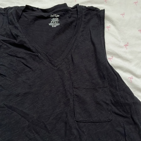 Sleeveless v neck black top - Picture 2 of 3